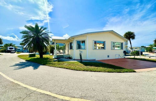Nettles Island House | Enjoy this adorable 2 bedroom 1.5 bath beach house located in Nettles Island!