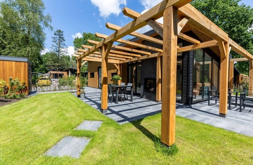 Wekerom House | Enjoy without worries in the hot tub