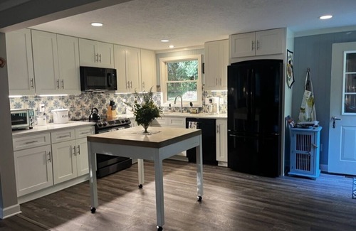 Sperryville Cottage | Enjoy woods and wildlife just 5 minutes from Sperryville food and fun!