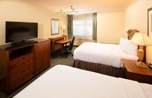 Wenatchee Hotel | Enjoyable Stay! With Outdoor Pool and Free Parking, Pets are Welcome!