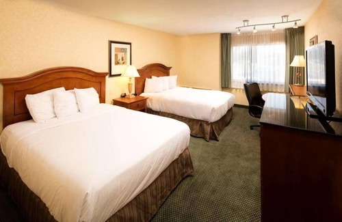 Wenatchee Hotel | Enjoyable Stay! With Outdoor Pool and Free Parking, Pets are Welcome!