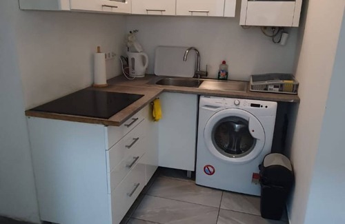 Simmering Apartment | Enkplatz U3 Getaway: Affordable 5-BR Apartment