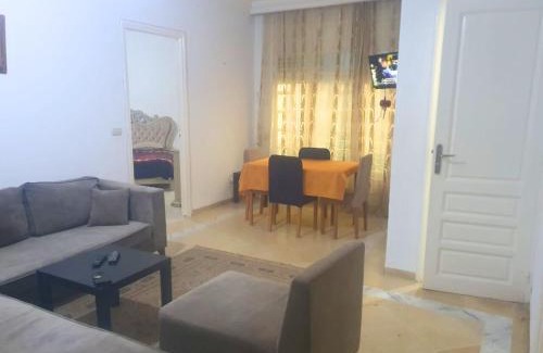 Ennasr Apartment | Ennasr 2 - Appartement Propre avec WiFi Fibre et Emplacement idéal - Chaines International - Proche commerces et Restaurants - Service Navette