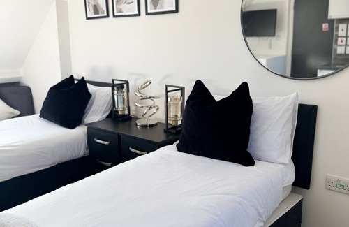 Lower Edmonton Bed & Breakfast | Ensuite Deluxe Room with Shower