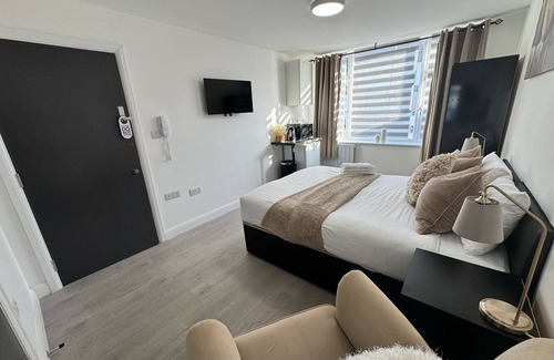 Lower Edmonton Bed & Breakfast | Ensuite Deluxe Room with Shower