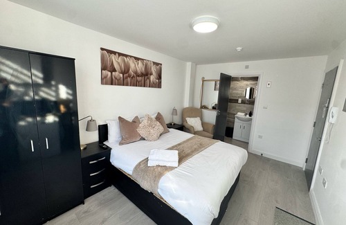 Lower Edmonton Bed & Breakfast | Ensuite Deluxe Room with Shower