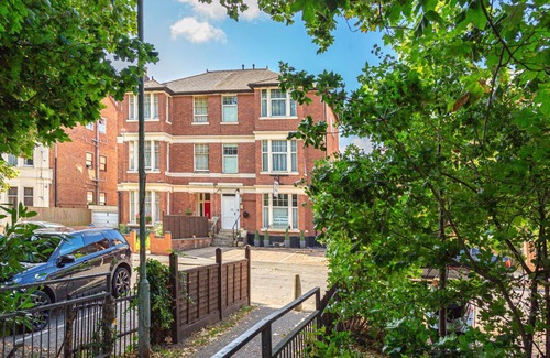 Gloucester House | Ensuite king with private bathroom