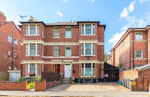 Gloucester House | Ensuite king with private bathroom
