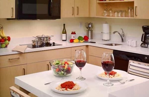 Andover Resort | Ensuring a Very Comfortable & Memorable Stay! Free Breakfast, Pet-Friendly, Pool