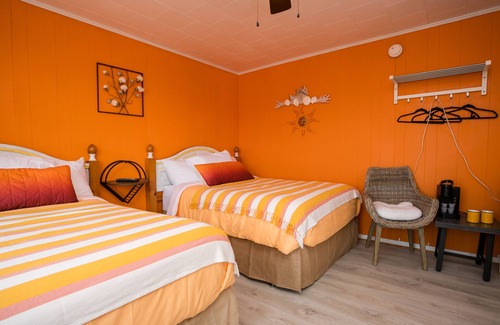North Lake House | Enter into our Vibrant room "Sunset Crush"