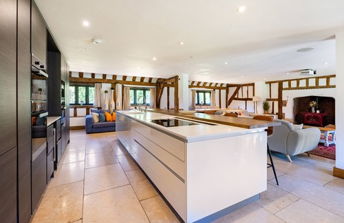 Bray on Thames House | Entertain, Celebrate, Relax in Period Luxury Barn - Perfect for family groups