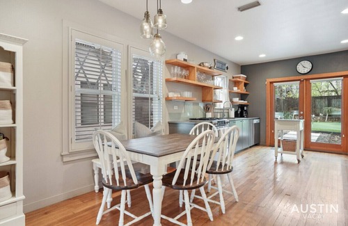 West Campus House | Entertaining Charmer w/Outdoor Games + Putt-Putt!