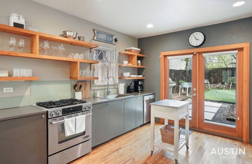 West Campus House | Entertaining Charmer w/Outdoor Games + Putt-Putt!
