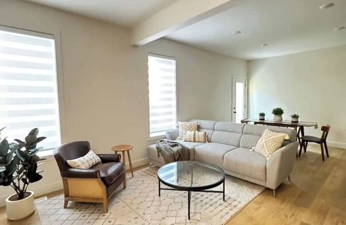 Clairmont House | Entire Home-Self Check-In & WIFI