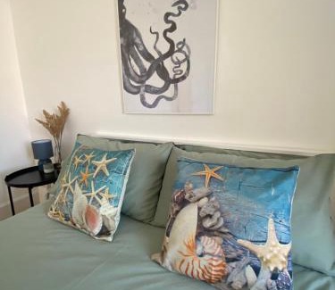 Worthing Apartment | Entire 2 bed property, 1 road back from the sea