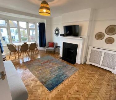 Worthing Apartment | Entire 2 bed property, 1 road back from the sea
