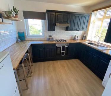 Worthing Apartment | Entire 2 bed property, 1 road back from the sea