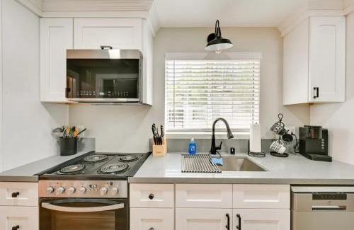Alpine House | Entire 2 bedroom Pet Friendly Guest Cottage