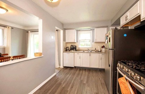 Maple Heights House | Entire 3 bed home in Maple Heights w ac