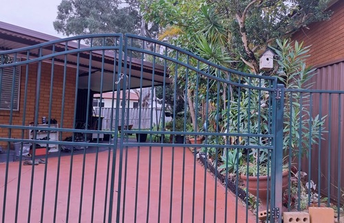 Sydney House | Entire 3 Bedroom - Fully fenced individual home in tranquil cul de sac