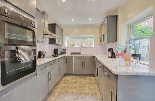 Gloucester House | Entire 3 bedroom house in Gloucester city.