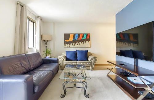 Beltline Apartment | Entire Condo Downtown, walk to BMO & Stampede, Parking, 1,5 hrs to Banff