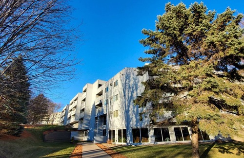 Little Canada Condo | Entire Condo