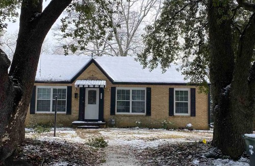Tyler Cottage | Entire Cozy Cottage Historical Tyler Azalea District