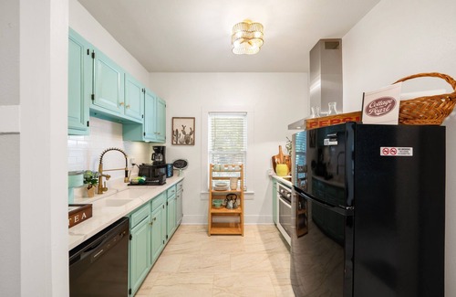 Government Hill House | Entire Cozy Cottage, Family Friendly, Perfect Location- Fort Sam,BAMC, Riverwalk