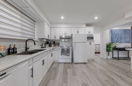 Ajax House | Entire Cozy Home | In-Ground Pool | Minutes to Lake & Waterfront Park