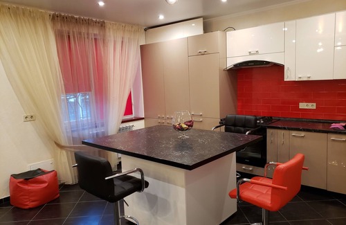 Riscani Villa | Entire First Level of Villa DT w/free WiFi and Parking