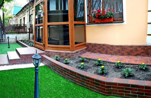 Riscani Villa | Entire First Level of Villa DT w/free WiFi and Parking