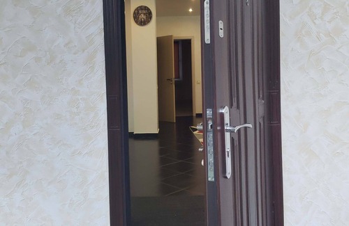 Riscani Villa | Entire First Level of Villa DT w/free WiFi and Parking