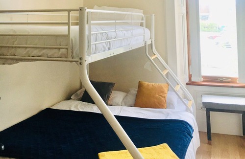 Falkirk Apartment | Entire Flat-Central Scotland (Falkirk)| Self-Checkin |Pet-friendly with parking