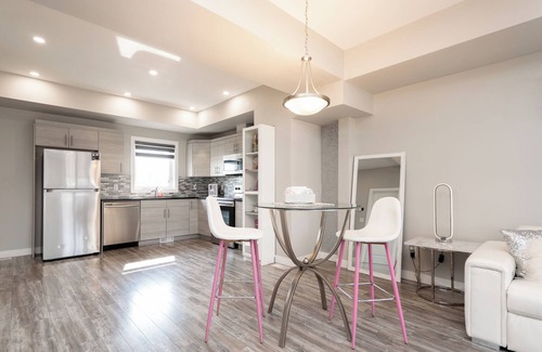 Fort Gary House | Entire Glitter House 4 Bedroom 3 bath with hottub!