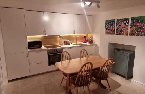 Camberwell Green Apartment | Entire Ground Floor Flat, Free Off-Street Parking and Large Garden