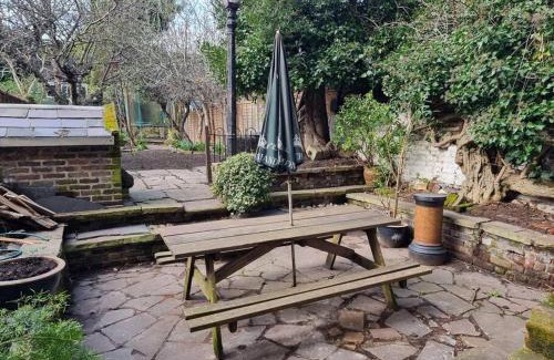 Camberwell Green Apartment | Entire Ground Floor Flat, Free Off-Street Parking and Large Garden