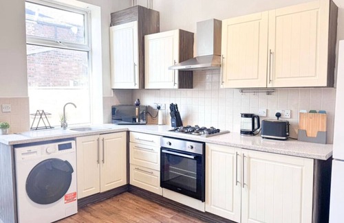 Ashton-under-Lyne House | Entire Home | WiFi | Free Parking | Great Location