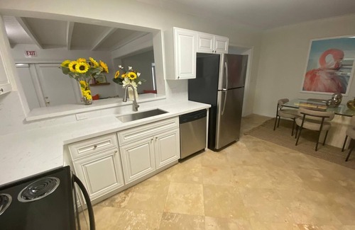 Biscayne Park Hotel | Entire Home in Biscayne Park