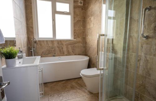 Streatham Apartment | Entire home in Streatham with lovely views & ultra fast Wi-Fi