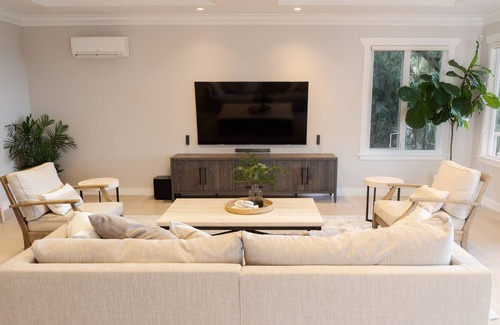 Lions Bay House | Entire Home, Ocean View, Beach, Hikes, Nature all around