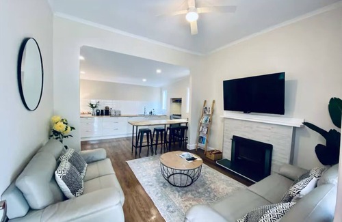 Orbost House | Entire home - The Blue Cottage* Modern 3 bedroom