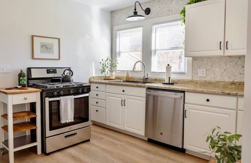 New Castle House | Entire Home with Modern Conveniences - New Castle