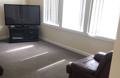 Strahan House | Entire House 3 bedrooms, 5 minute walk to town centre and 1 minute to beach