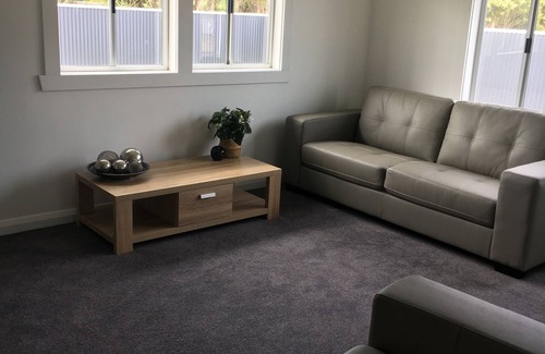 Strahan House | Entire House 3 bedrooms, 5 minute walk to town centre and 1 minute to beach
