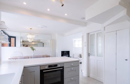 Selly Oak Villa | Entire House 5mins from chocolate factory, University, accessible to city centre