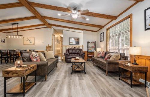 McHenry House | *Entire House Sleeps 9 Hot tub Pets Welcome*