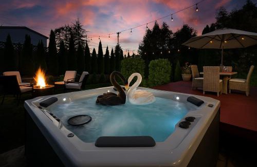 Martha Lake House | Entire house with Four Bedrooms, Hot Tub, BBQ, Private Backyard, FREE WiFi and Parking, near Seattle, EV