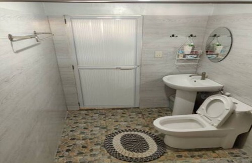 Urdaneta City House | Entire House with karaoke machine, wifi, netflix.