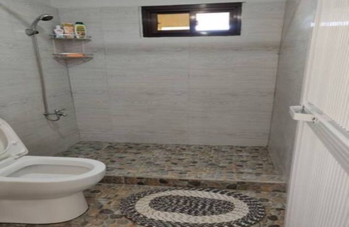 Urdaneta City House | Entire House with karaoke machine, wifi, netflix.